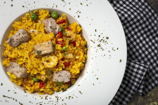 Arroz en paella casero con atún y gambas