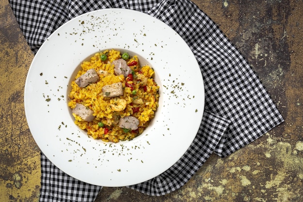 Arroz en paella casero con atún y gambas