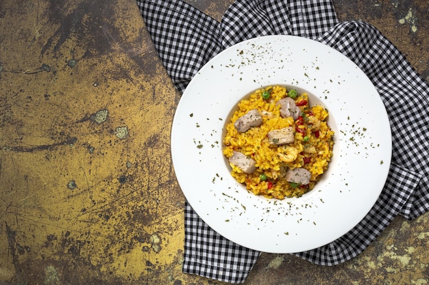 Arroz en paella casero con atún y gambas