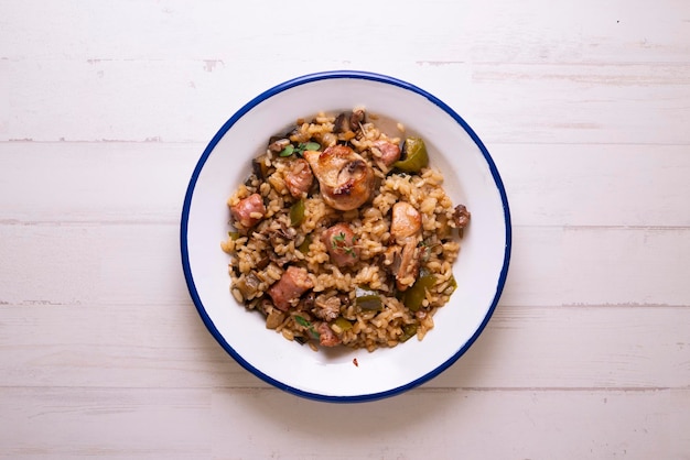 Arroz en paella con conejo de monte y verduras.