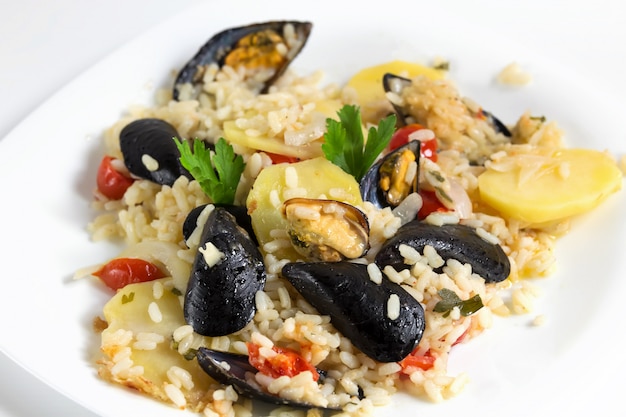 Arroz, papas y mejillones, plato tradicional apuliano, cocina italiana, Bari, de cerca