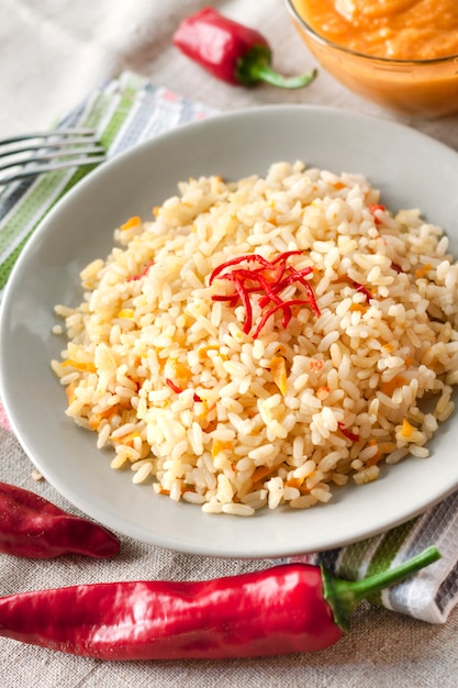 Arroz parboilizado picante com cenoura, abobrinha amarela e pimenta