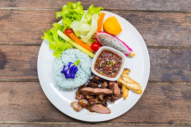 arroz con parrilla de cerdo y ensalada