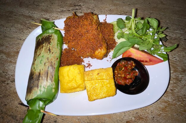 Arroz a la parrilla envuelto en hoja de plátano Comida tradicional indonesia Nasi Bakar