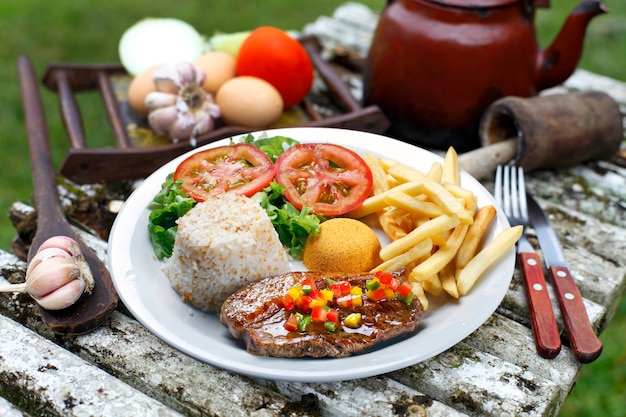 Arroz con patatas y carne.