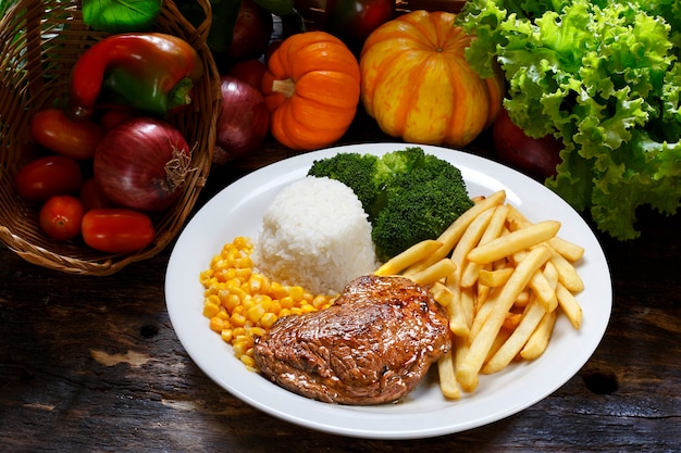 Arroz con patatas y carne.