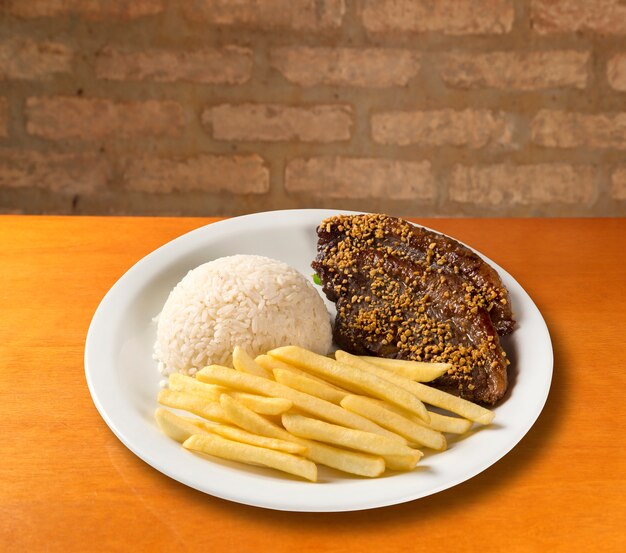 Arroz con patatas y carne.