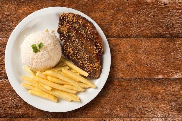 Arroz con patatas y carne.