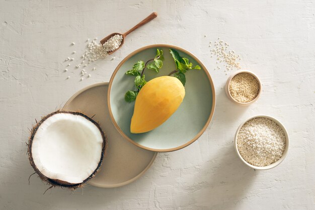 Arroz pegajoso de manga com arroz, leite de coco e açúcar, fundo de gergelim e manga