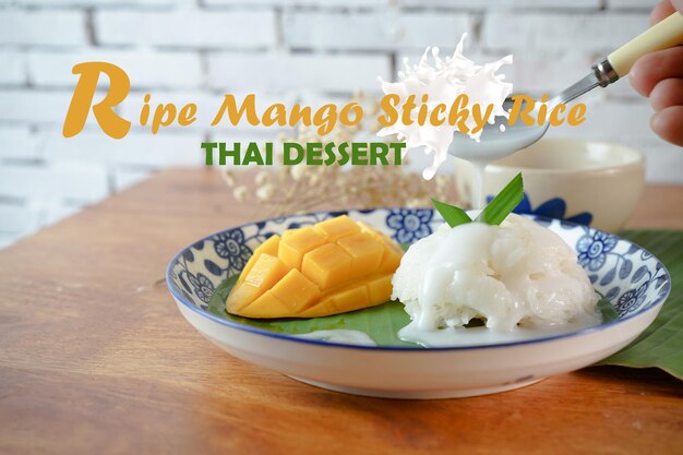 Arroz pegajoso de manga madura com leite de coco Autênticas sobremesas tailandesas