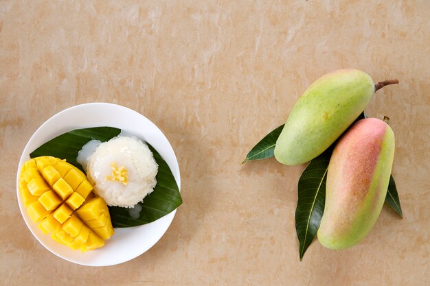 Arroz pegajoso dulce tailandés con mango