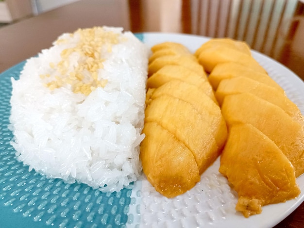 Arroz pegajoso dulce tailandés con postre tailandés de mango o Khao Niew Ma Muang de cerca