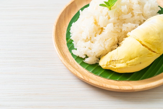 Arroz pegajoso durian no prato