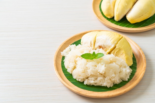 Arroz pegajoso durian en plato