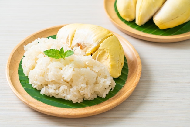 Arroz pegajoso durian en plato