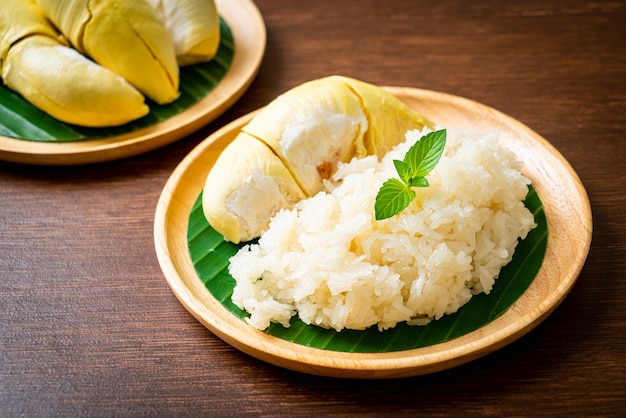 Arroz pegajoso durian en plato