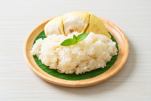 Arroz pegajoso durian en plato