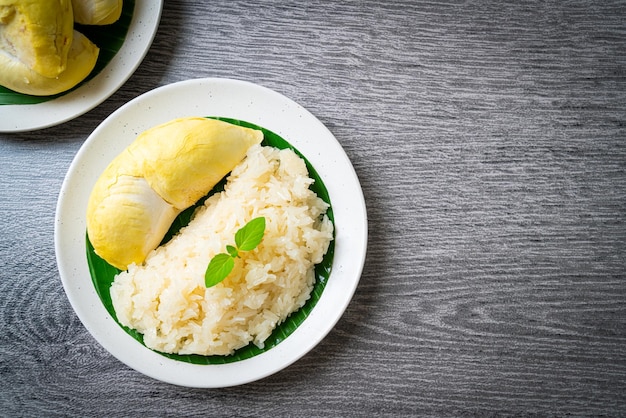 Arroz pegajoso durian en plato