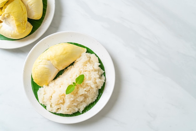 Arroz pegajoso durian en plato