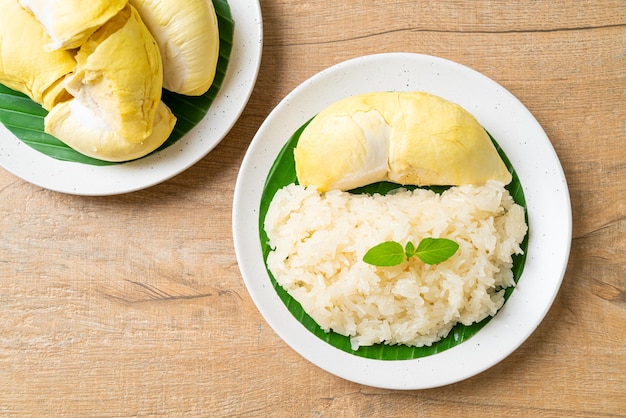 Arroz pegajoso durian en plato