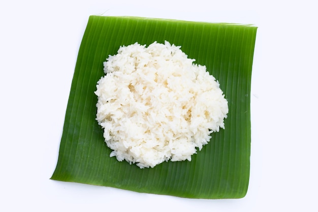 Arroz pegajoso en hoja de plátano