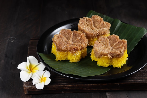 Arroz pegajoso Ketan Unti Kelapa com doce de coco ralado com açúcar mascavo