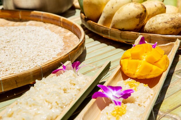 El arroz pegajoso con mango es un alimento dulce