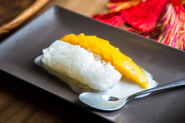 El arroz pegajoso de mango es un postre tradicional del sudeste asiático y del sur de Asia hecho con arroz pegajoso, fr