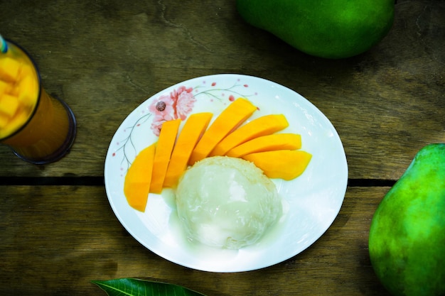 Arroz pegajoso de mango, famoso postre tailandés para la temporada de verano.