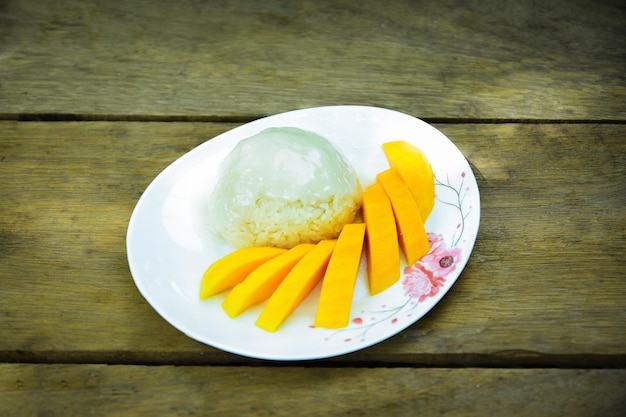 Arroz pegajoso de mango, famoso postre tailandés para la temporada de verano.