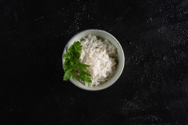 Arroz con perejil. Guarnición de arroz en una taza china profunda. Vista superior.