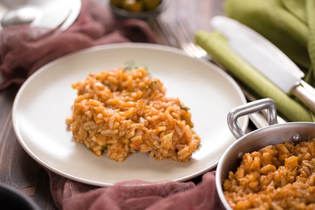 Arroz con pescado y marisco en plato