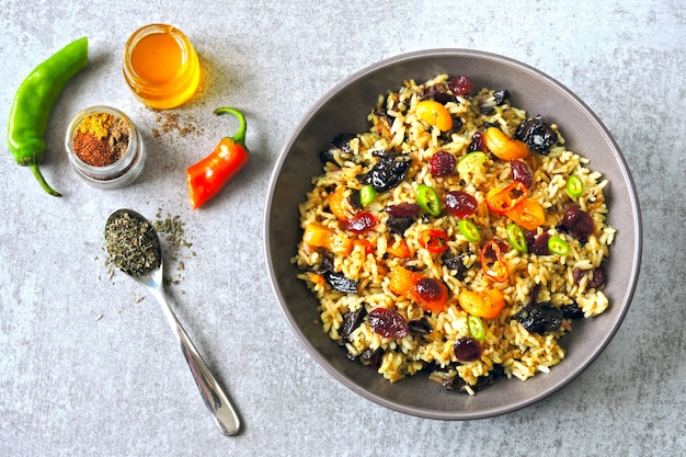 Arroz picante com frutas secas. Tigela vegan com arroz picante. Almoço saudável