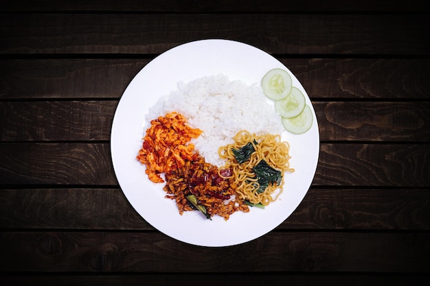 Arroz picante com macarrão frito e pedaços de frango picante