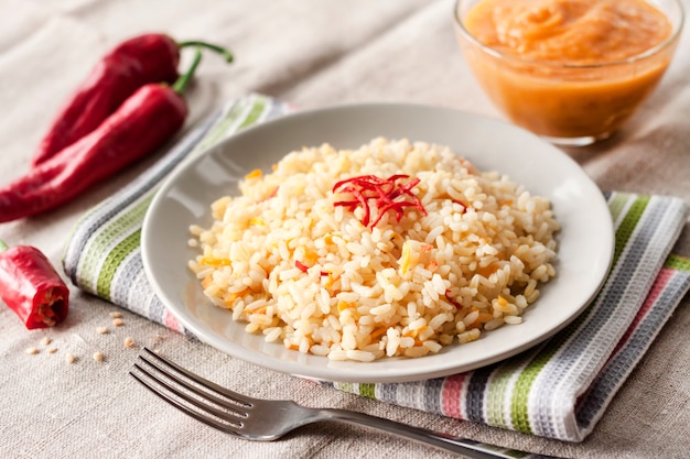 Arroz picante sancochado con zanahorias, calabacín amarillo y chiles