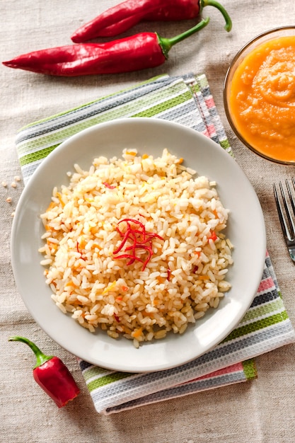 Arroz picante sancochado con zanahorias, calabacín amarillo y chiles