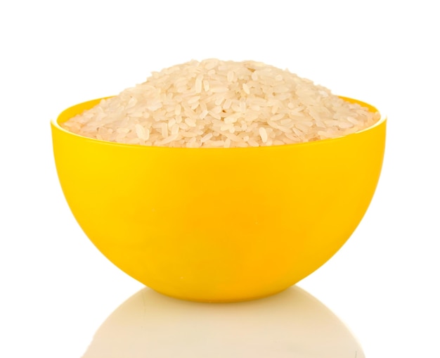 Arroz en un plato amarillo aislado en blanco