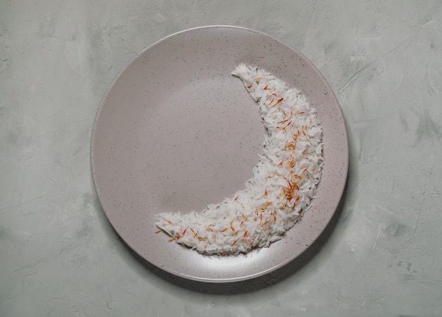 Arroz en un plato en forma de media luna. Concepto de Ramadán