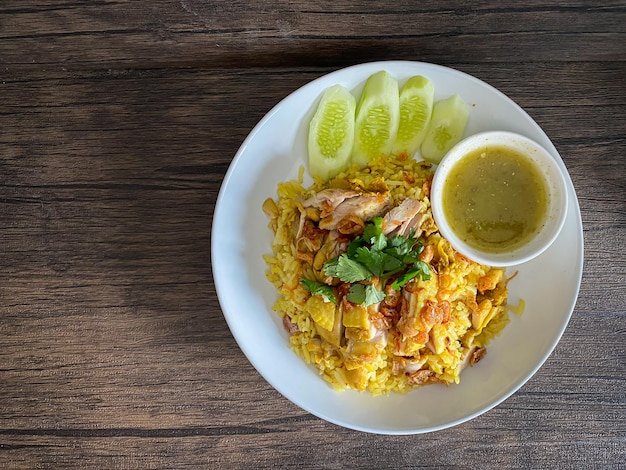 Arroz con pollo Biryani en la mesa de madera