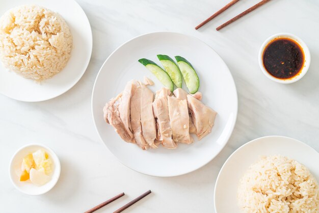 Arroz con pollo de Hainan o arroz al vapor con sopa de pollo - estilo de comida asiática