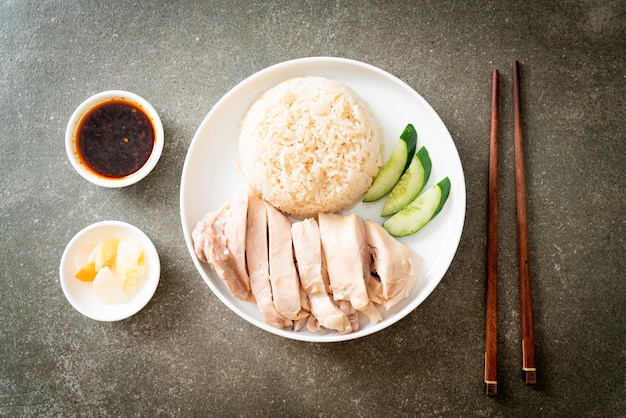 Arroz con pollo de Hainan o arroz al vapor con sopa de pollo - estilo de comida asiática