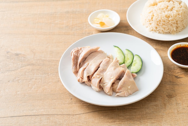 Arroz con pollo de Hainan o arroz al vapor con sopa de pollo - estilo de comida asiática