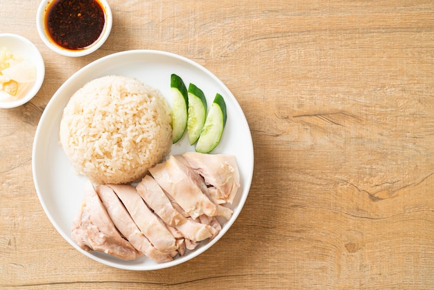 Arroz con pollo hainanés o arroz al vapor con sopa de pollo