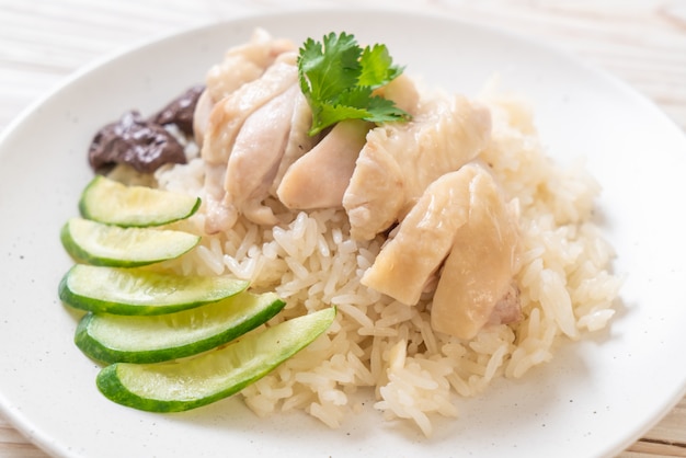 Foto arroz con pollo hainanés o arroz con pollo al vapor