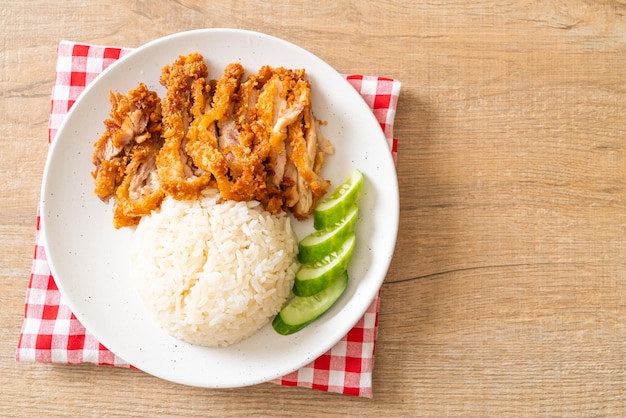 Arroz con pollo hainanés con pollo frito o arroz sopa de pollo al vapor con pollo frito - estilo de comida asiática