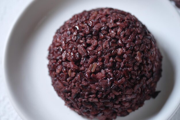 arroz preto. cerâmica. também conhecido como arroz roxo. Oryza sativa L. indica. alimento básico. carboidrato.