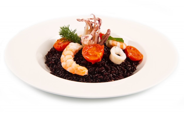 Arroz preto com lula, camarão e tomate