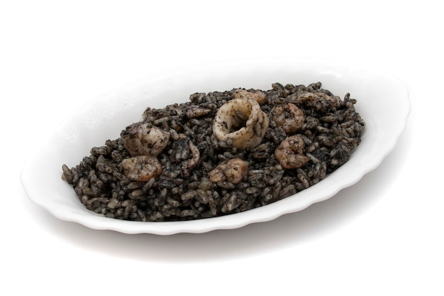 Arroz preto com lula e camarão, em um prato, isolado no fundo branco. Conceito de comida espanhola.