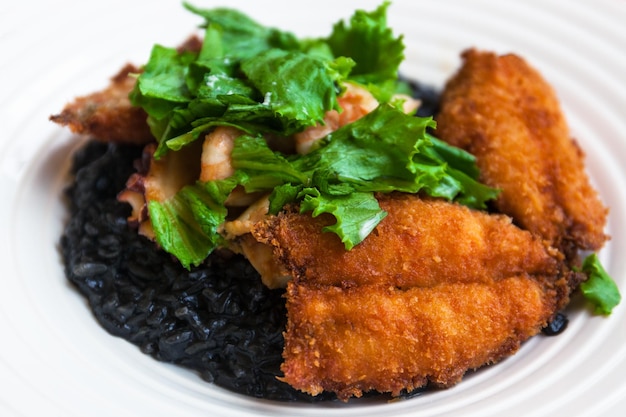 Arroz preto e peixe frito