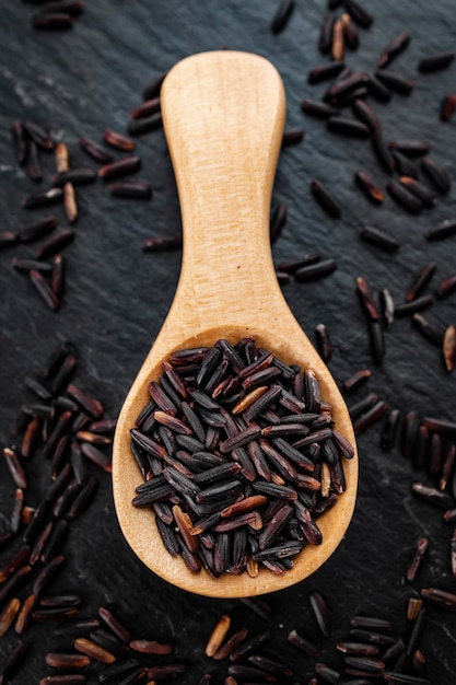 Arroz preto, também conhecido como arroz roxo ou arroz proibido.